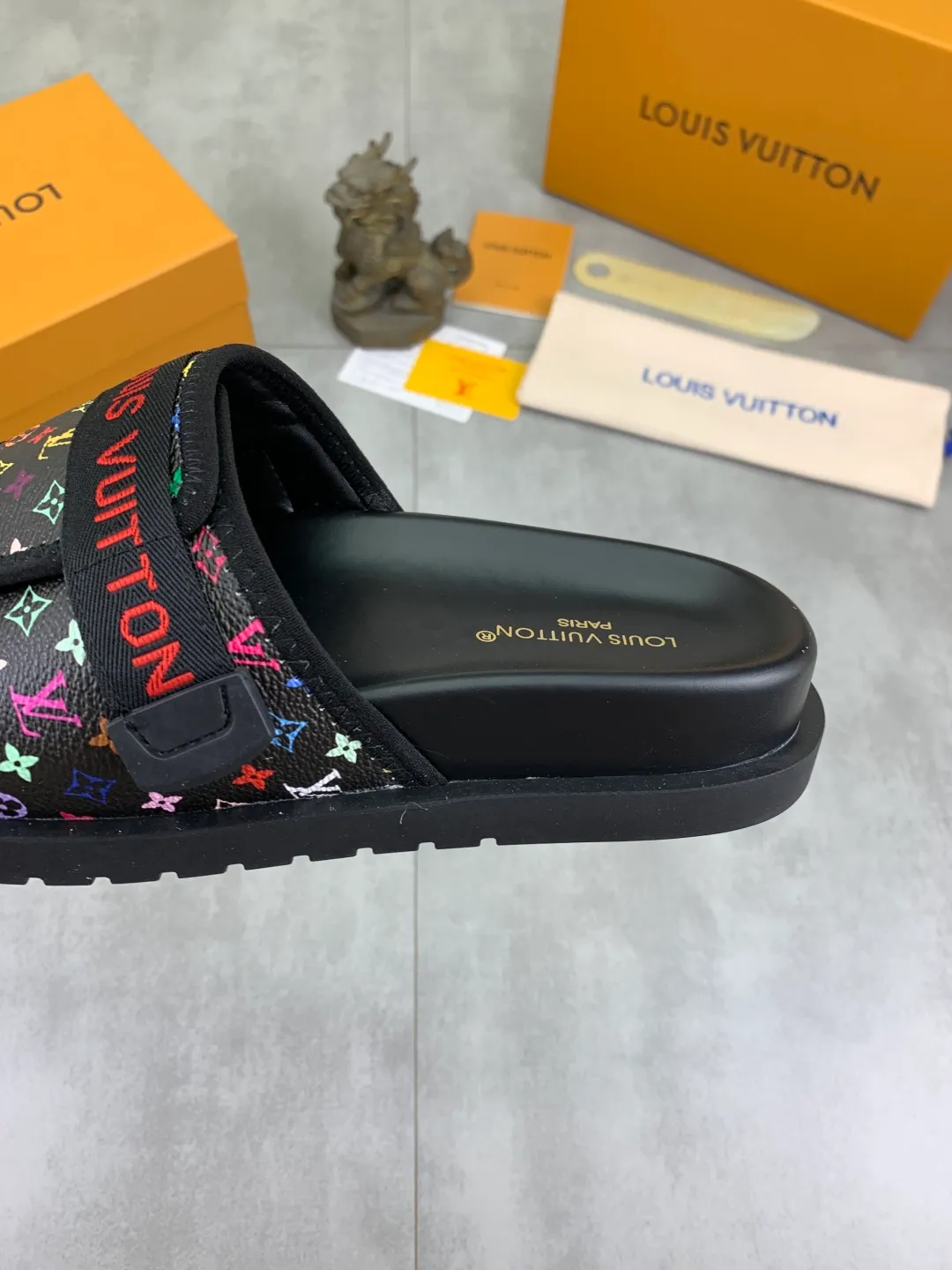 Men's shoes 💰P320💰【New style】🆘 Original quality 【LOUIS VUITTON】The popular Louis Vuitton LV men's slippers on the official website are on sale simultaneously! Original fabric imported from Italy, original factory special supply, code number: 38-44 (45 customized), many colors available